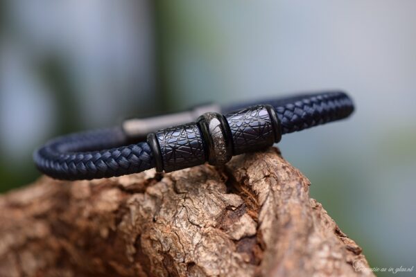 Donkerblauwe heren armband van sailrope met zwarte rvs asbedel