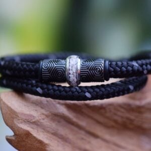 Urn heren gedenkarmband van zwart sailrope met zilverkleurige rvs crematie-as bedel en rvs designbedels met zwart hexagoonmotief.