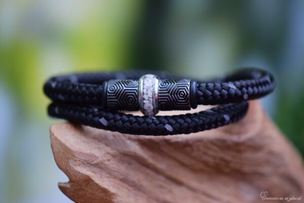 Urn heren gedenkarmband van zwart sailrope met zilverkleurige rvs crematie-as bedel en rvs designbedels met zwart hexagoonmotief.