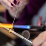 jet achter de brander met een glasstaaf voor crematie as in glasbewerking