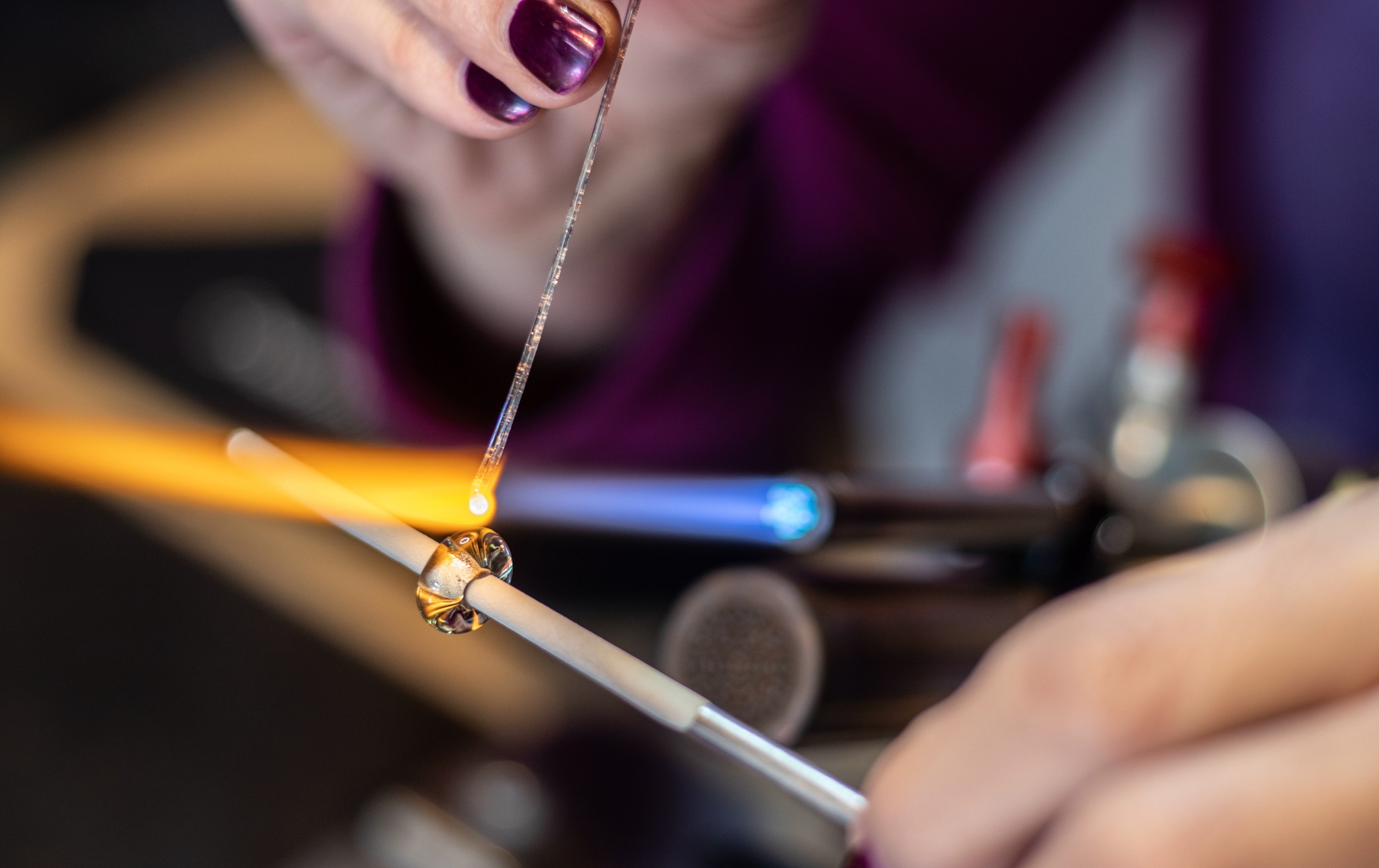 jet achter de brander met een glasstaaf voor crematie as in glasbewerking