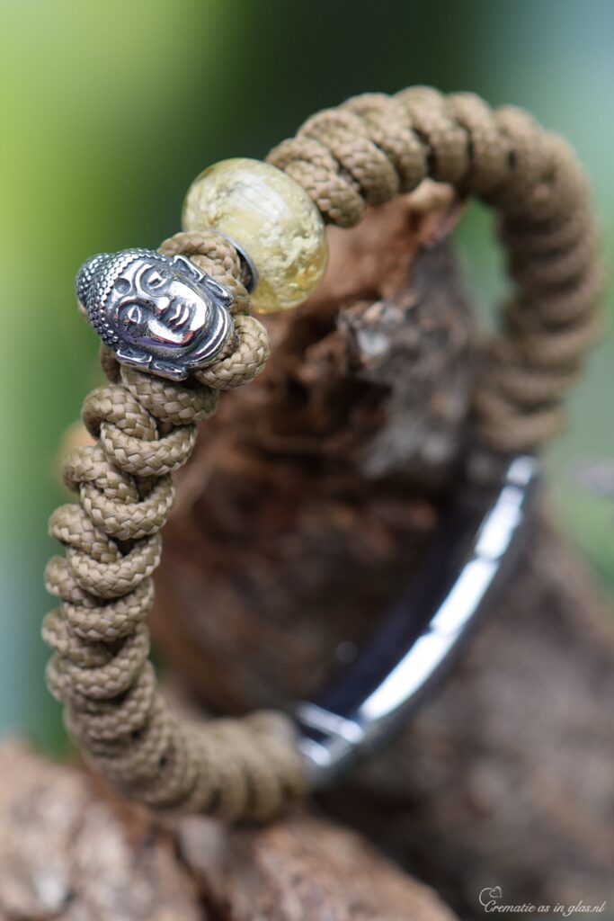 ein geflochtenes braunes Segelseil Herrenarmband mit Einäscherung, Asche, Glasanhänger und einer Buddha-Perle