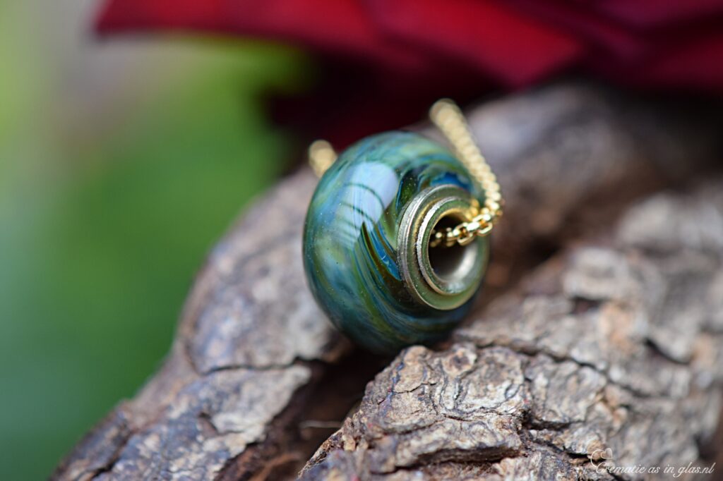 crematie-as glas bedel in de kleur groen