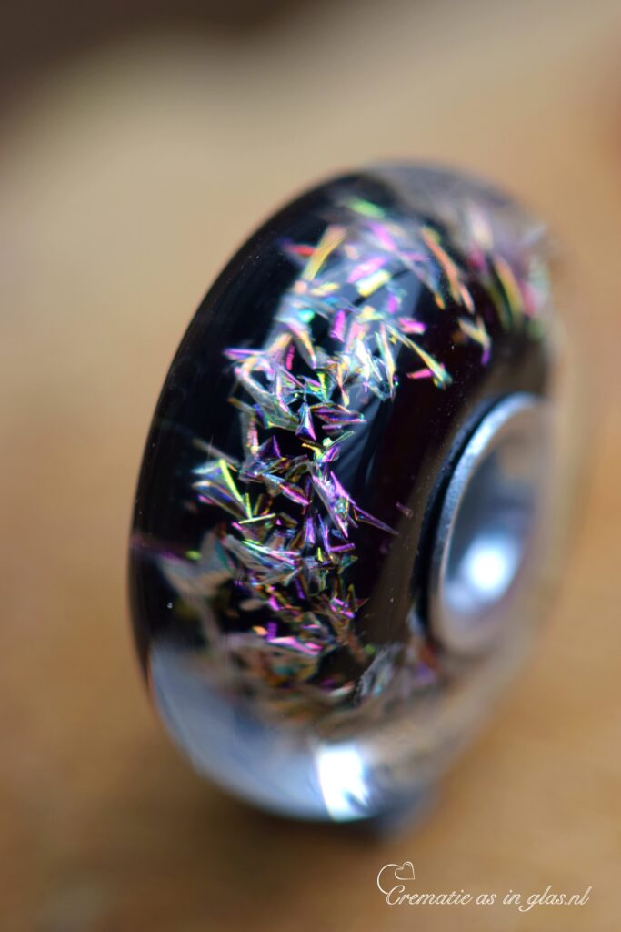 Ein Glasanhänger mit dichroitisch schimmerndem Glas