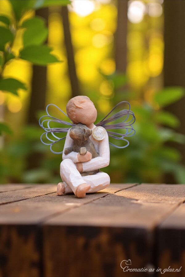 Willow Tree beeldje Angel of comfort met glazen mini-urn voor crematie-as of haarlok