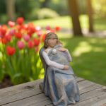 Willow Tree  beeldje The Quilt met glazen mini-urn op de deken voor crematie-as of haarlok.