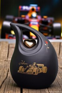 urn van keramiek waar middels goud sign folie een formule 1 racewagen en naam op bewerkt is