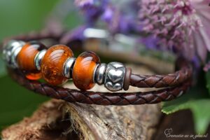 bruine lederen heren armband met glazen kralen waar crematie-as in versmolten is