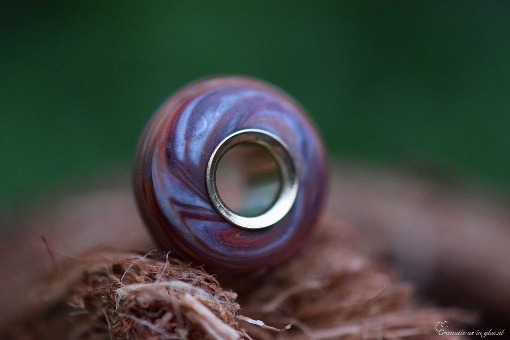 crematie-as glas bedel in de kleuren rood, ivoor en bruin