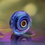 crematie-as glasbedel in blauwe tinten