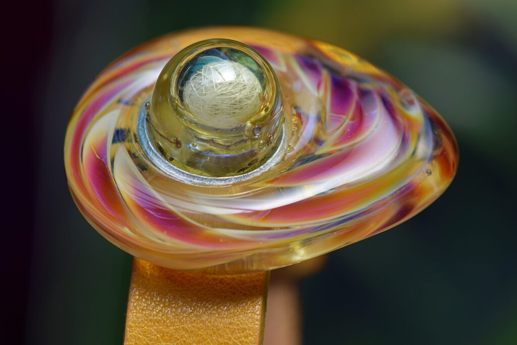 een armband met een glassieraad waar haartjes in verwerkt zijn