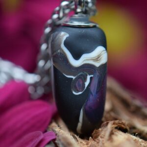 Heren gedenkhanger van mat zwart glas met witte en paarse swirl