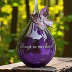 Medium urn van paars glas met vlinder voor crematie-as.