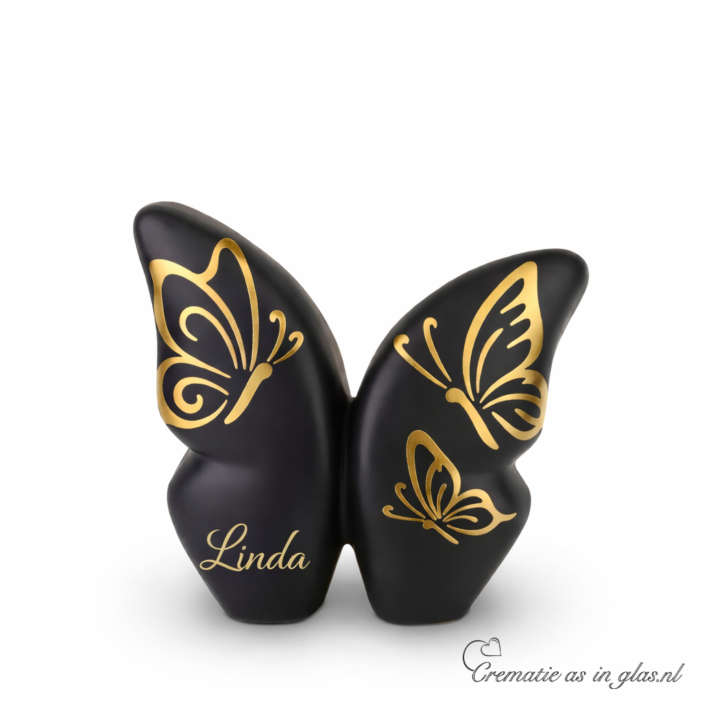 Zwarte keramische vlinder urn met goudfolie vlinders en naam. Geschikt voor crematie-as.