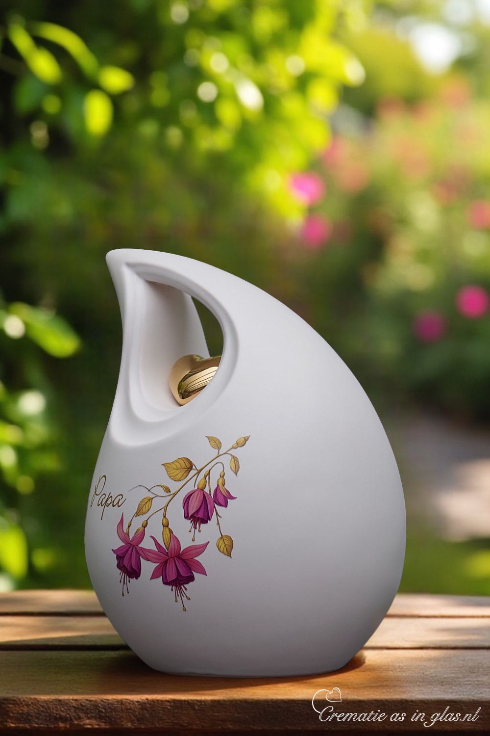 Zijkant van witte keramische urn medium model met elegante traanvorm en goudkleurig hartdetail.