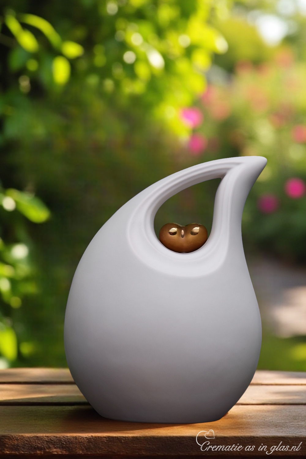Achterzijde van witte keramische urn van 2.2 liter met matte afwerking en moderne vormgeving.