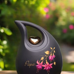 Zwarte keramische urn van 2.2 liter met gouden hartje, roze fuchsia en naam in goud sign-folie.