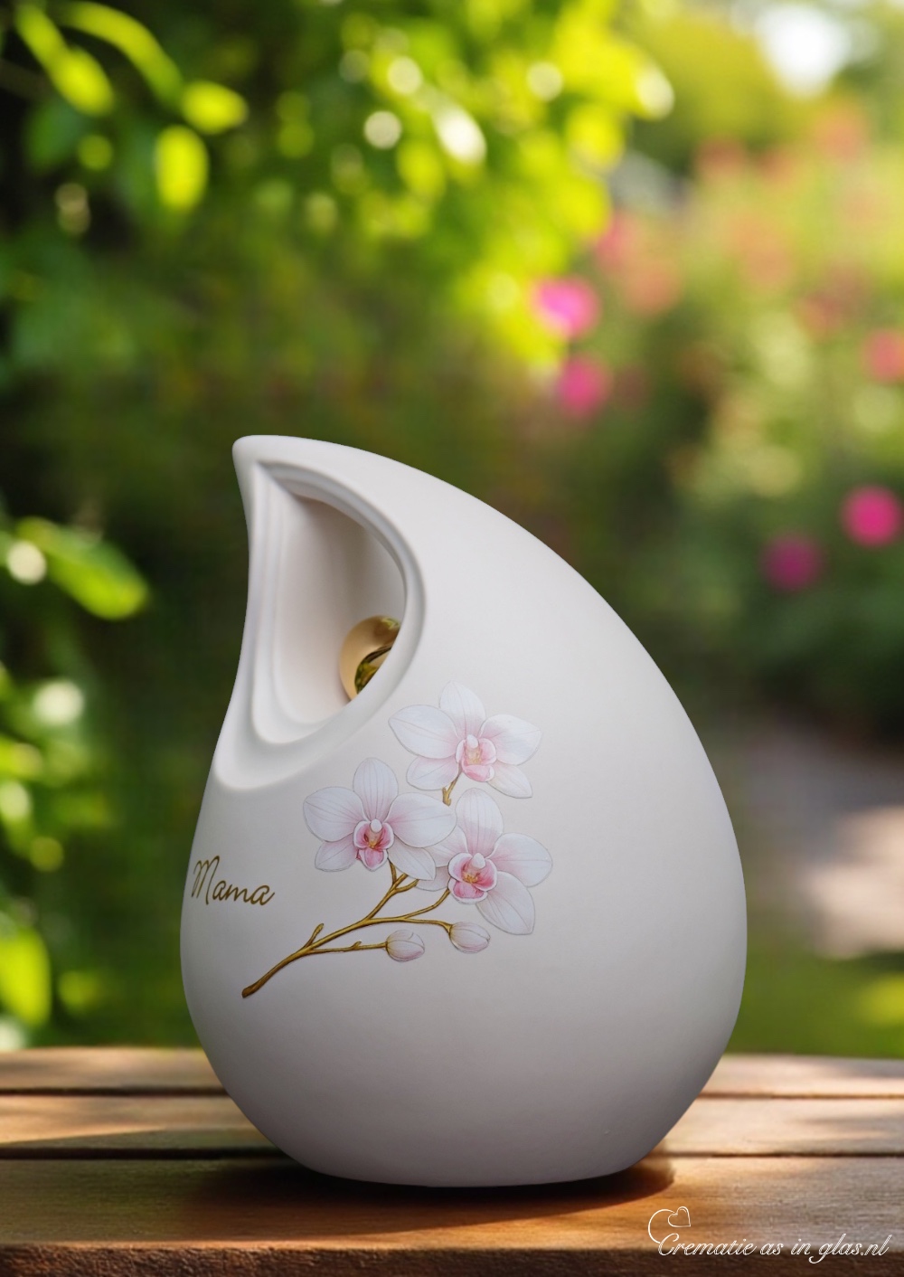 Zijkant van witte keramische urn medium model met zachte vormgeving en gouden hartdetail.