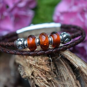 Donkerbruine leren heren gedenkarmband met drie bruine glasbedels, zichtbare crematie-as en vintage rvs bedels.