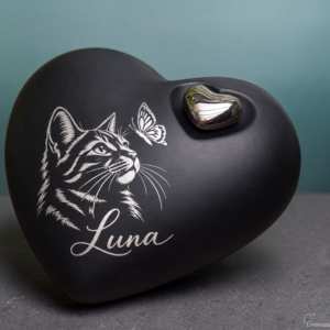 Matzwarte keramische harturn met zilverkleurige poes, vlinder, de naam Luna en een glanzend metalen hartje – vooraanzicht.