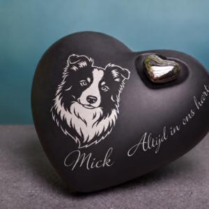 Céramique noire mate Harturn avec portrait de border collie argenté, le nom d’exemple Mick, l’inscription « Always in our hearts » et un cœur métallique.