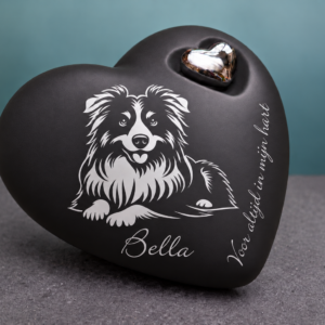 Harturn en céramique noire mate avec une image argentée d’un border collie allongé, le nom d’exemple Bella, l’inscription « Forever in my heart » et un cœur en métal.